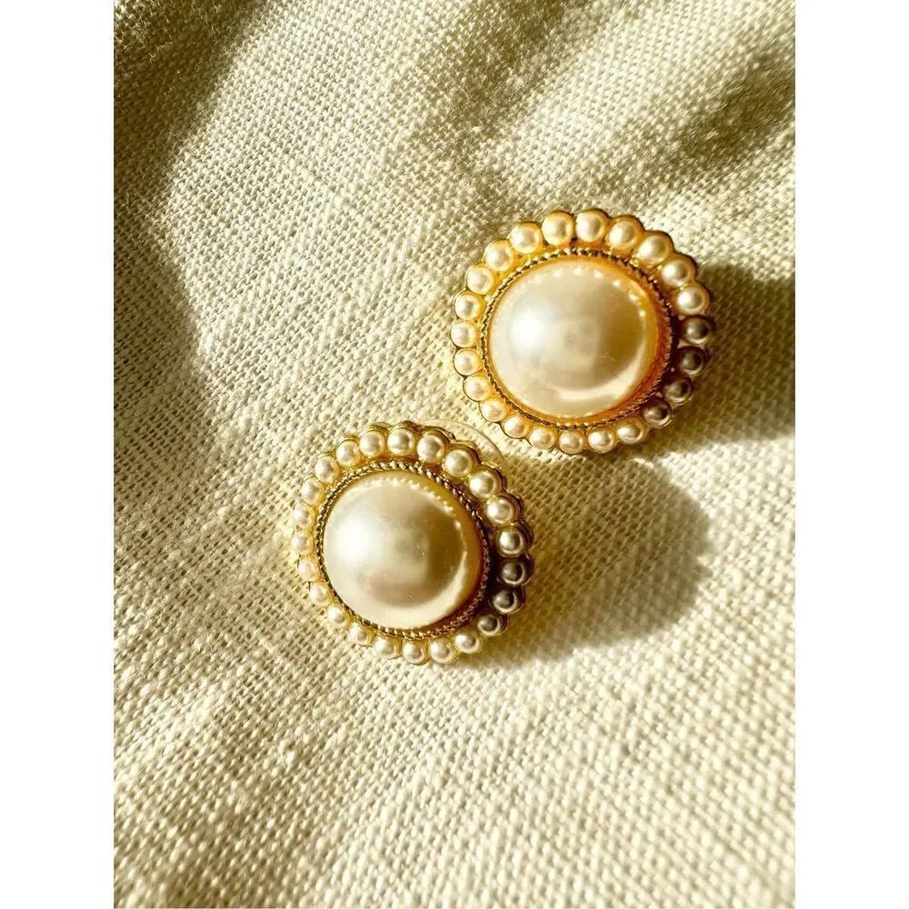 Faux round pearl stud earring - Picture 2 of 2